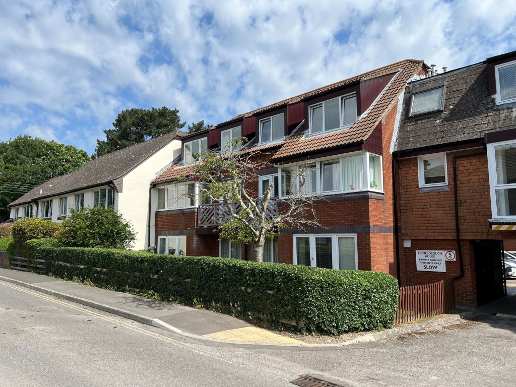 Lot: 118 - RETIREMENT FLAT - Outside view of the block